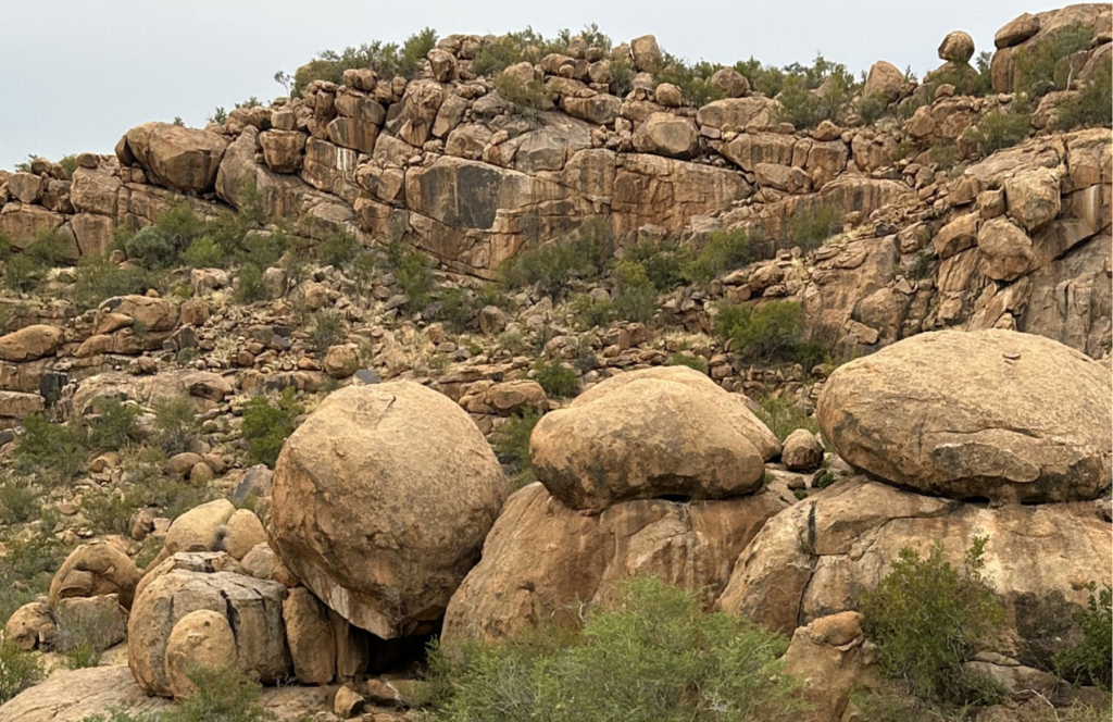 Geschwister und Identität – Felsenlandschaft in Namibia
